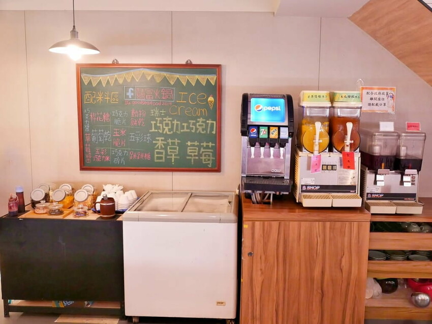 | 新莊火鍋 | 囍富火鍋.當月壽星送海陸肉肉蛋糕.費時熬煮