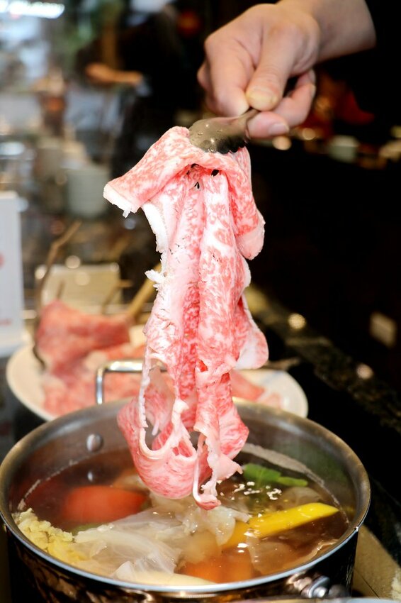 火鍋界的PRADA.木曜4超玩推薦.貼心桌邊服務.大安區頂級火鍋.約會餐廳推薦♥二本松涮涮屋♥(文末菜單)