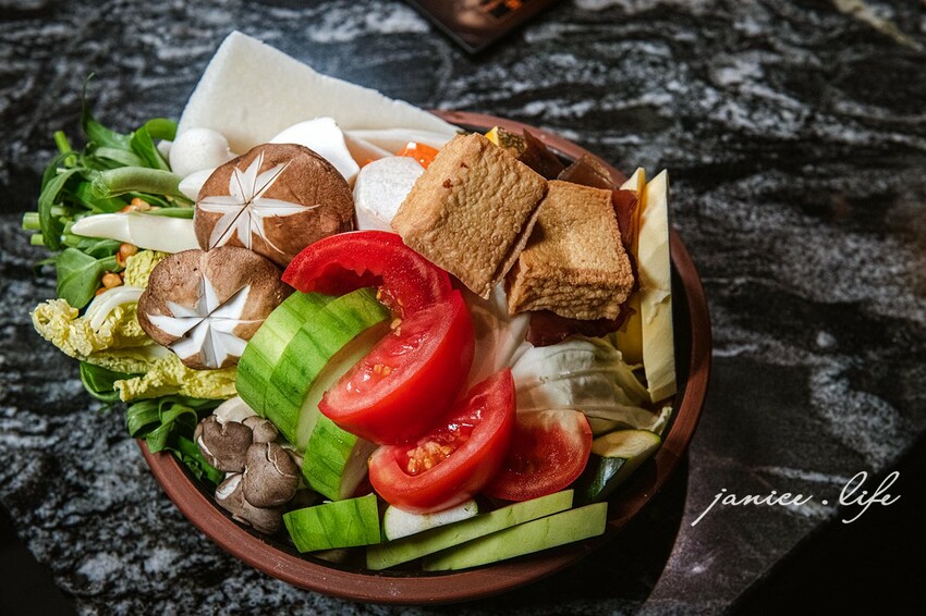 台北大安火鍋推薦|二本松涮涮屋|只想給您最好的頂級鍋物|生猛松葉蟹豪華四吃 – 潔妮食旅生活