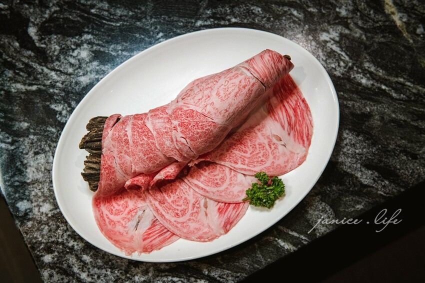 台北大安火鍋推薦|二本松涮涮屋|只想給您最好的頂級鍋物|生猛松葉蟹豪華四吃 – 潔妮食旅生活