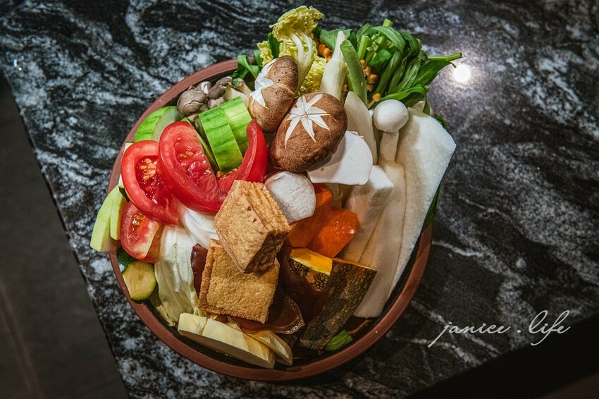 台北大安火鍋推薦|二本松涮涮屋|只想給您最好的頂級鍋物|生猛松葉蟹豪華四吃 – 潔妮食旅生活