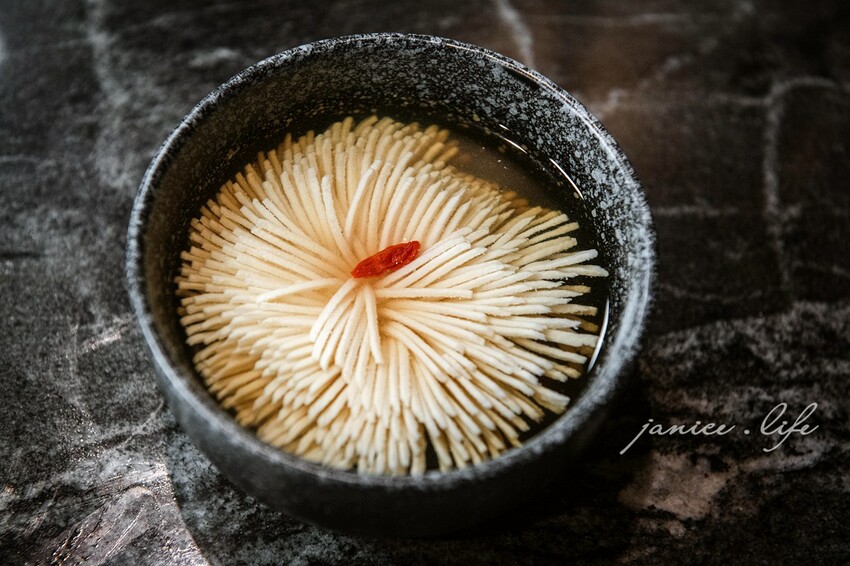 台北大安火鍋推薦|二本松涮涮屋|只想給您最好的頂級鍋物|生猛松葉蟹豪華四吃 – 潔妮食旅生活