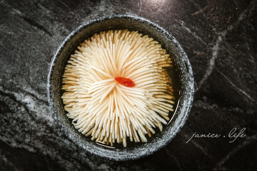 台北大安火鍋推薦|二本松涮涮屋|只想給您最好的頂級鍋物|生猛松葉蟹豪華四吃 – 潔妮食旅生活