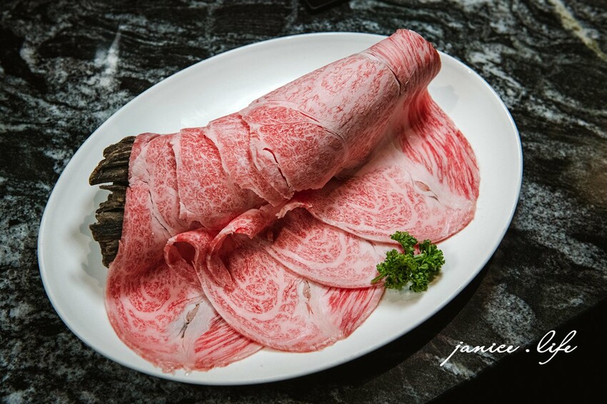 台北大安火鍋推薦|二本松涮涮屋|只想給您最好的頂級鍋物|生猛松葉蟹豪華四吃 – 潔妮食旅生活