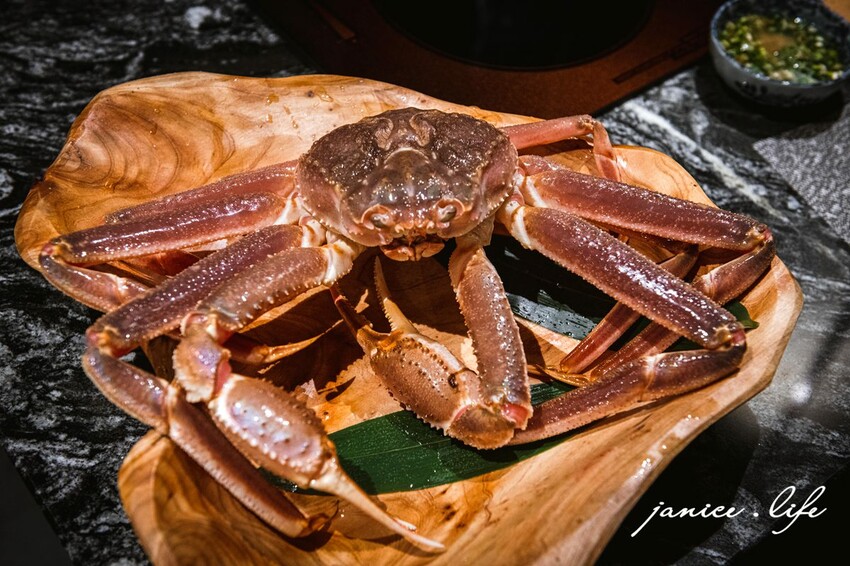 台北大安火鍋推薦|二本松涮涮屋|只想給您最好的頂級鍋物|生猛松葉蟹豪華四吃 – 潔妮食旅生活
