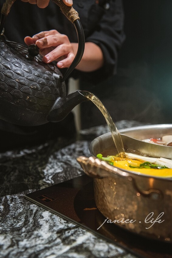 台北大安火鍋推薦|二本松涮涮屋|只想給您最好的頂級鍋物|生猛松葉蟹豪華四吃 – 潔妮食旅生活