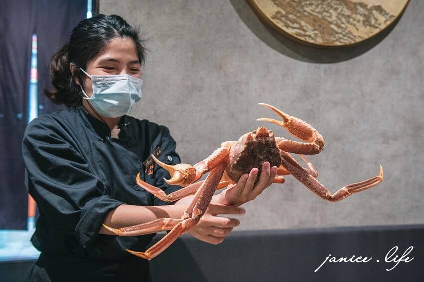 台北大安火鍋推薦|二本松涮涮屋|只想給您最好的頂級鍋物|生猛松葉蟹豪華四吃 – 潔妮食旅生活