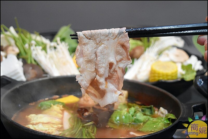 銄鍋。台中東區火鍋吃到飽158元起免服務費!濕式熟成冷藏肉附自助吧吃到飽呷免驚-商妮吃喝遊樂