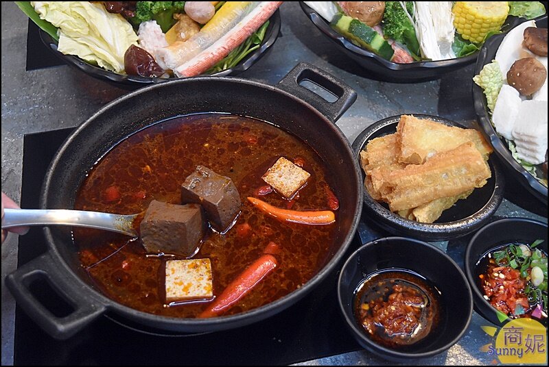 銄鍋。台中東區火鍋吃到飽158元起免服務費!濕式熟成冷藏肉附自助吧吃到飽呷免驚-商妮吃喝遊樂