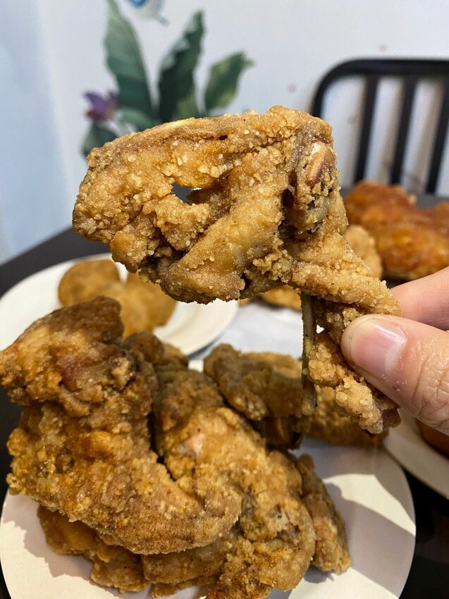 [台中西屯區] 大腿我最粗 炸雞專賣｜吃貨必點品項推薦｜厚又大塊的無骨八兩雞腿｜銅板價讓你爽爽吃美味炸雞｜內附菜單