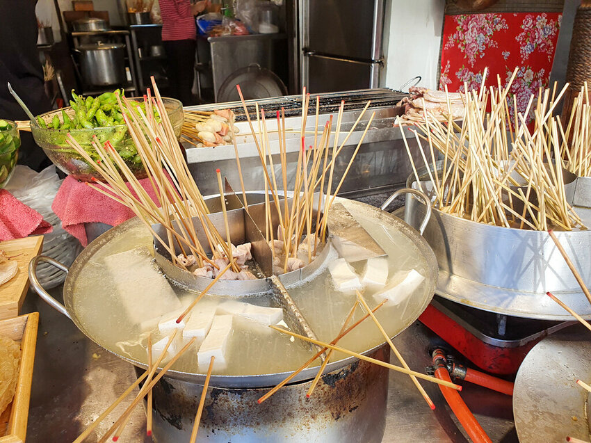 【台南美食】台灣2元黑輪 府中街小吃 1枝2元的銅板美食