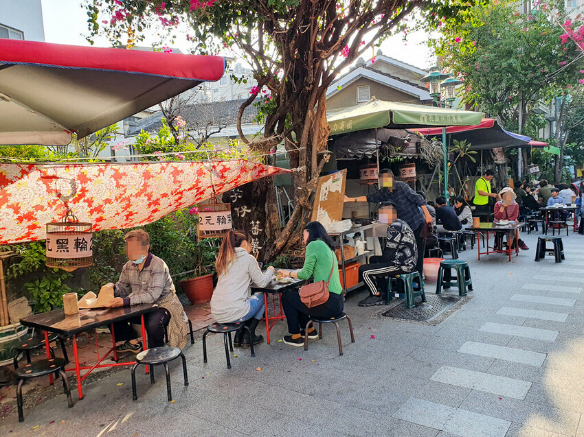 【台南美食】台灣2元黑輪 府中街小吃 1枝2元的銅板美食