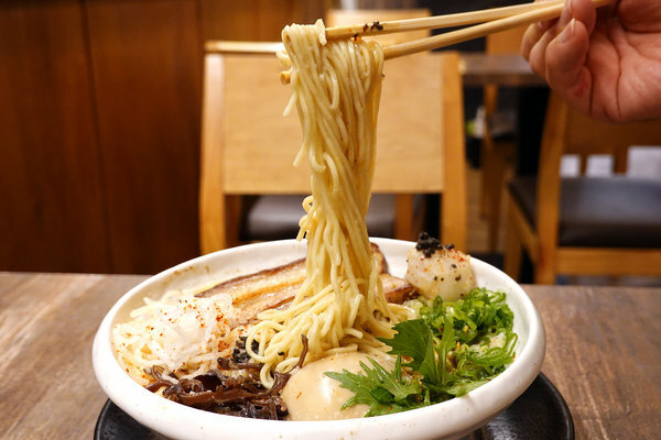 松江南京拉麵-豚海拉麵製作所，四平陽光商圈外帶烏龍麵 (21).jpg