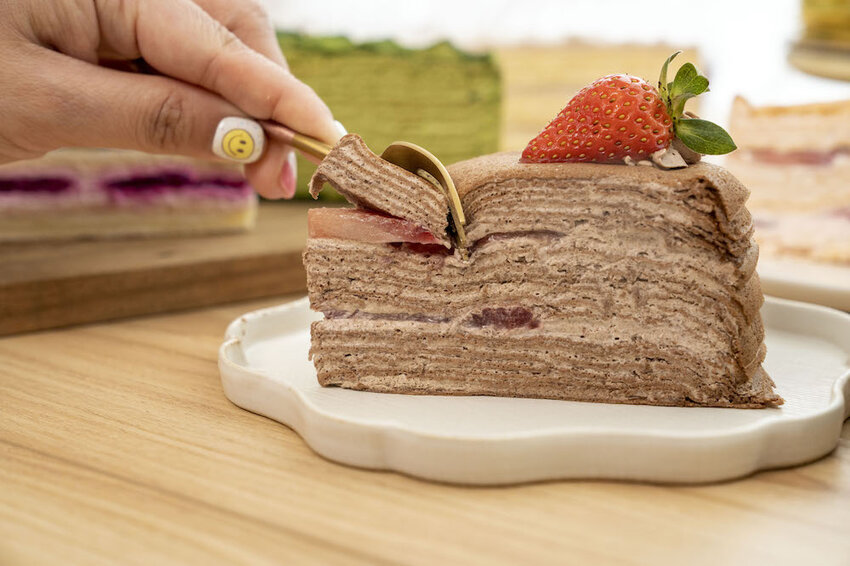 台北美食 皮皮手作千層｜螞蟻人開吃！南港人氣「草莓千層蛋糕」酸甜美味，必須抓住草莓季的尾巴～ · 算命的說我很愛吃