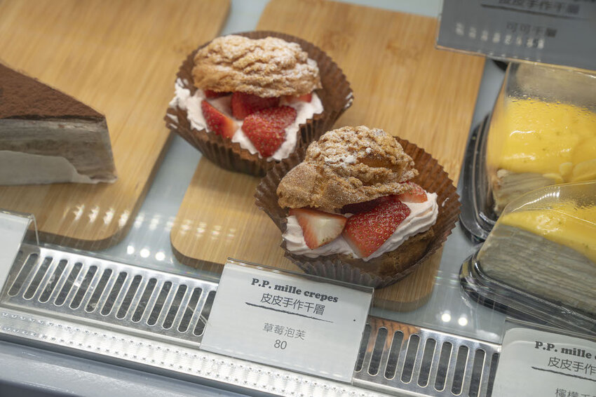 台北美食 皮皮手作千層｜螞蟻人開吃！南港人氣「草莓千層蛋糕」酸甜美味，必須抓住草莓季的尾巴～ · 算命的說我很愛吃