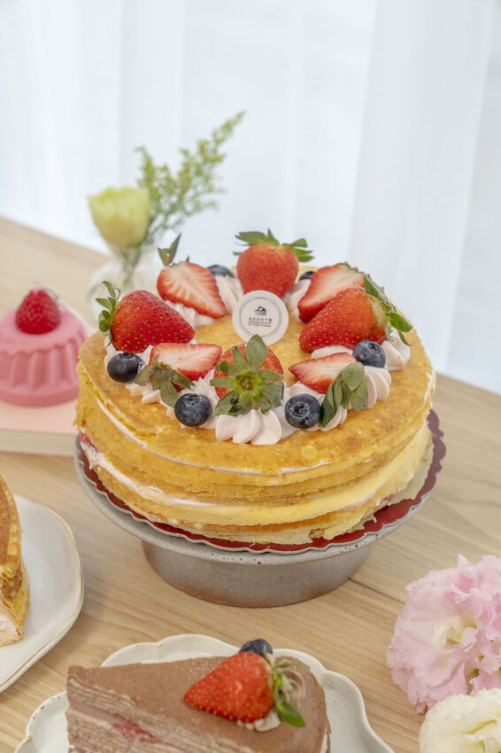 台北美食 皮皮手作千層｜螞蟻人開吃！南港人氣「草莓千層蛋糕」酸甜美味，必須抓住草莓季的尾巴～ · 算命的說我很愛吃