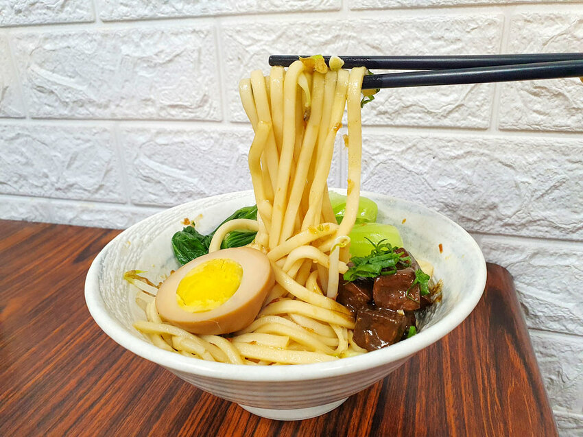 【左營美食】醬魂拌麵 冬日暖胃全台首創醬魂六神湯｜化骨綿掌醬燒排骨拌麵 江浙名菜醬燒醬滷