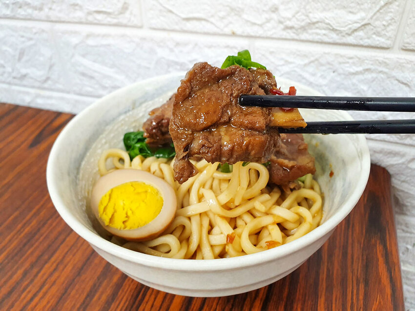 【左營美食】醬魂拌麵 冬日暖胃全台首創醬魂六神湯｜化骨綿掌醬燒排骨拌麵 江浙名菜醬燒醬滷