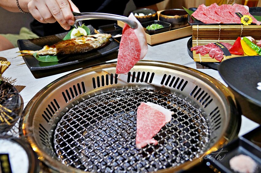 【台北】市政府站｜揪餖燒肉，信義區和牛燒肉推薦，ATT 4 FUN 美食