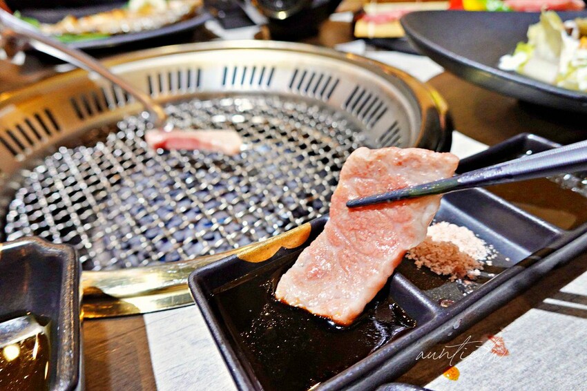 【台北】市政府站｜揪餖燒肉，信義區和牛燒肉推薦，ATT 4 FUN 美食