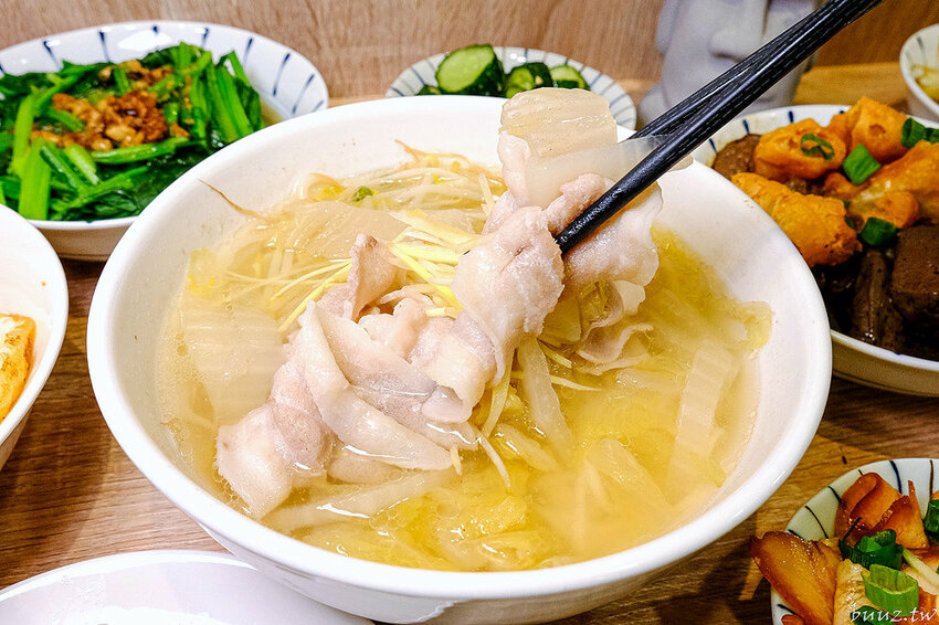 古早味乾拌麵，30年老店傳承，金記麵點肉燥香、餛飩扎實，酸白菜豬肉麵溫潤爽口！