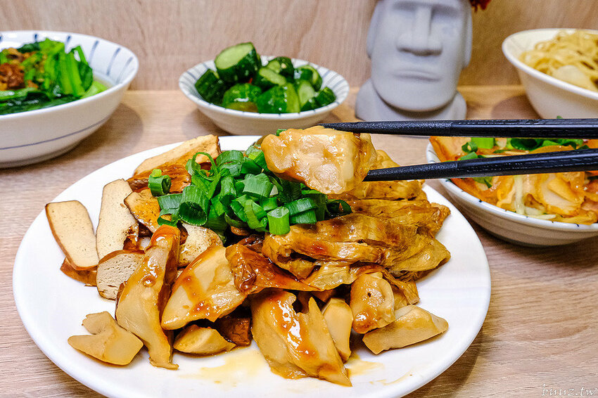 古早味乾拌麵，30年老店傳承，金記麵點肉燥香、餛飩扎實，酸白菜豬肉麵溫潤爽口！