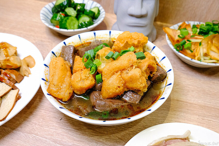 古早味乾拌麵，30年老店傳承，金記麵點肉燥香、餛飩扎實，酸白菜豬肉麵溫潤爽口！