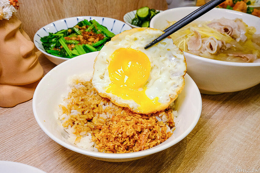 古早味乾拌麵，30年老店傳承，金記麵點肉燥香、餛飩扎實，酸白菜豬肉麵溫潤爽口！