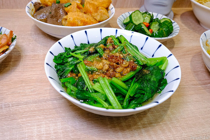 古早味乾拌麵，30年老店傳承，金記麵點肉燥香、餛飩扎實，酸白菜豬肉麵溫潤爽口！