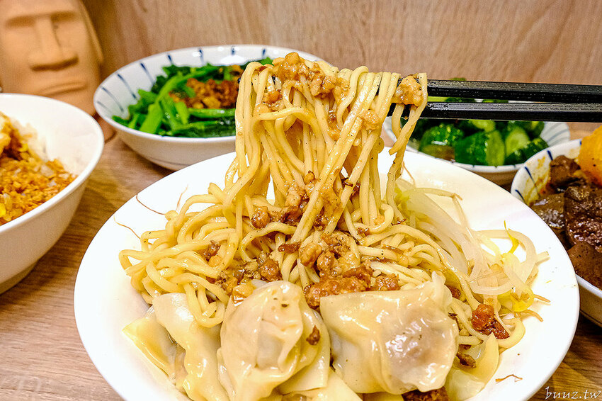 古早味乾拌麵，30年老店傳承，金記麵點肉燥香、餛飩扎實，酸白菜豬肉麵溫潤爽口！