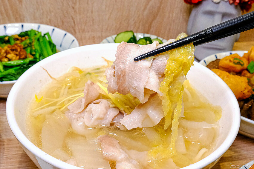 古早味乾拌麵，30年老店傳承，金記麵點肉燥香、餛飩扎實，酸白菜豬肉麵溫潤爽口！