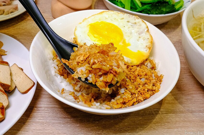 古早味乾拌麵，30年老店傳承，金記麵點肉燥香、餛飩扎實，酸白菜豬肉麵溫潤爽口！