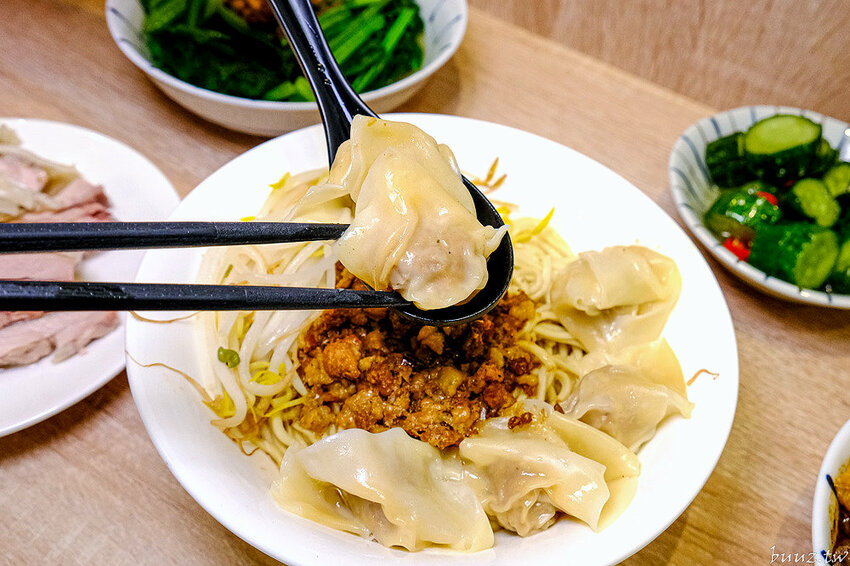 古早味乾拌麵，30年老店傳承，金記麵點肉燥香、餛飩扎實，酸白菜豬肉麵溫潤爽口！