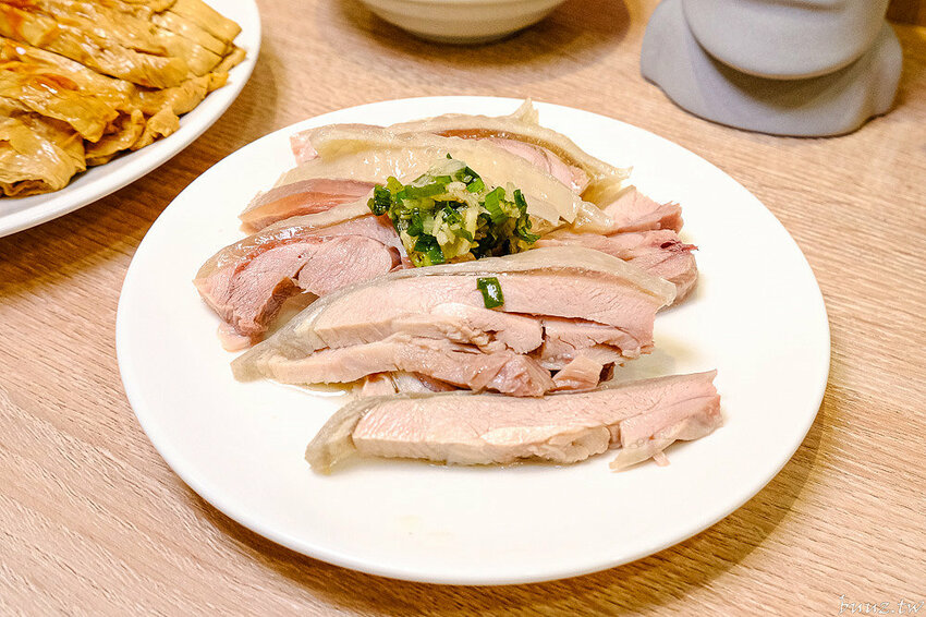 古早味乾拌麵，30年老店傳承，金記麵點肉燥香、餛飩扎實，酸白菜豬肉麵溫潤爽口！