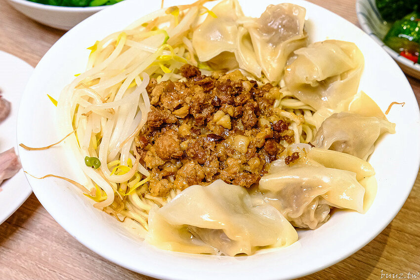 古早味乾拌麵，30年老店傳承，金記麵點肉燥香、餛飩扎實，酸白菜豬肉麵溫潤爽口！