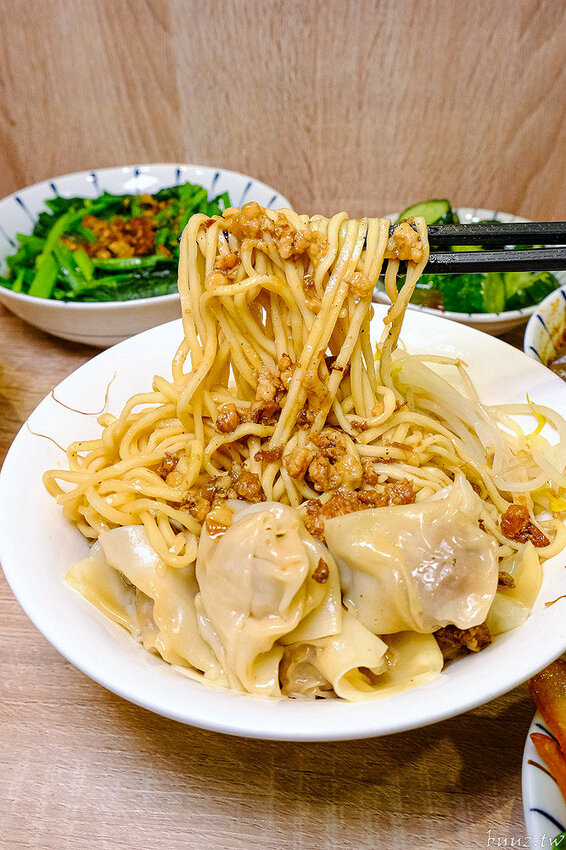 古早味乾拌麵，30年老店傳承，金記麵點肉燥香、餛飩扎實，酸白菜豬肉麵溫潤爽口！