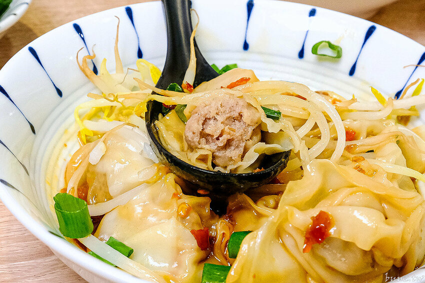 古早味乾拌麵，30年老店傳承，金記麵點肉燥香、餛飩扎實，酸白菜豬肉麵溫潤爽口！