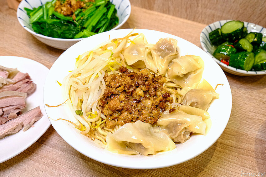 古早味乾拌麵，30年老店傳承，金記麵點肉燥香、餛飩扎實，酸白菜豬肉麵溫潤爽口！