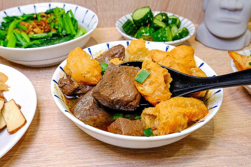 古早味乾拌麵，30年老店傳承，金記麵點肉燥香、餛飩扎實，酸白菜豬肉麵溫潤爽口！