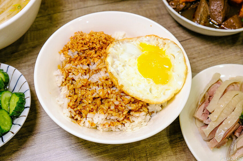 古早味乾拌麵，30年老店傳承，金記麵點肉燥香、餛飩扎實，酸白菜豬肉麵溫潤爽口！
