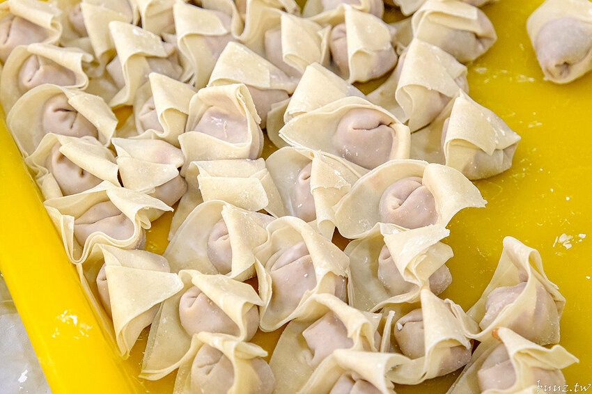 古早味乾拌麵，30年老店傳承，金記麵點肉燥香、餛飩扎實，酸白菜豬肉麵溫潤爽口！