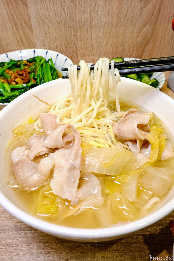 古早味乾拌麵，30年老店傳承，金記麵點肉燥香、餛飩扎實，酸白菜豬肉麵溫潤爽口！