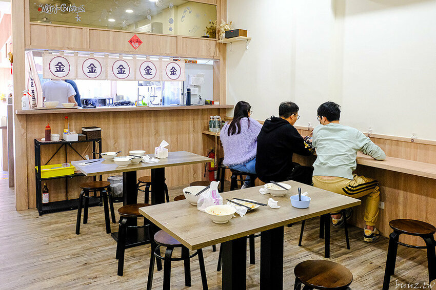 古早味乾拌麵，30年老店傳承，金記麵點肉燥香、餛飩扎實，酸白菜豬肉麵溫潤爽口！