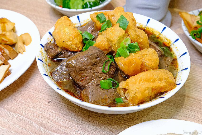 古早味乾拌麵，30年老店傳承，金記麵點肉燥香、餛飩扎實，酸白菜豬肉麵溫潤爽口！