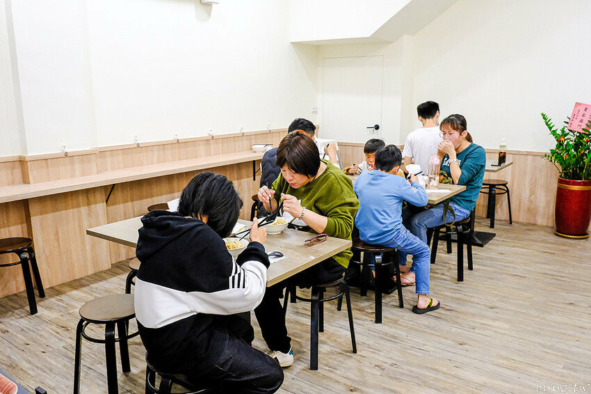 古早味乾拌麵，30年老店傳承，金記麵點肉燥香、餛飩扎實，酸白菜豬肉麵溫潤爽口！