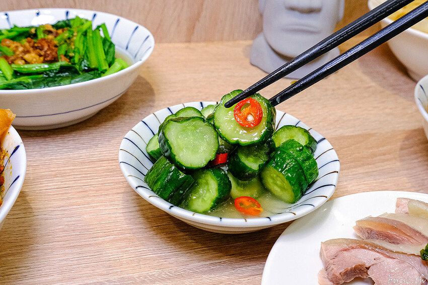 古早味乾拌麵，30年老店傳承，金記麵點肉燥香、餛飩扎實，酸白菜豬肉麵溫潤爽口！