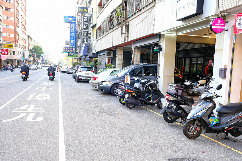 古早味乾拌麵，30年老店傳承，金記麵點肉燥香、餛飩扎實，酸白菜豬肉麵溫潤爽口！