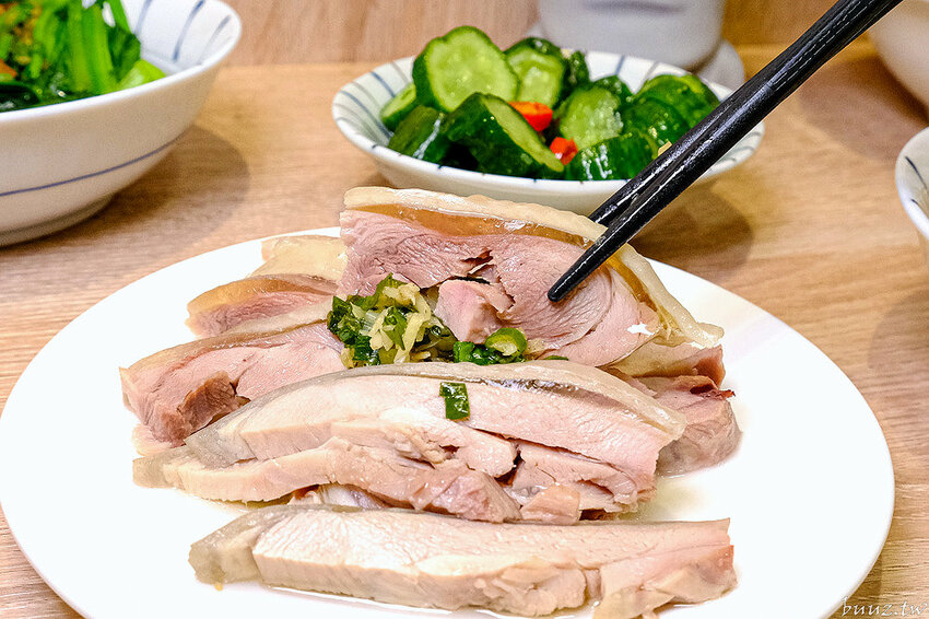 古早味乾拌麵，30年老店傳承，金記麵點肉燥香、餛飩扎實，酸白菜豬肉麵溫潤爽口！