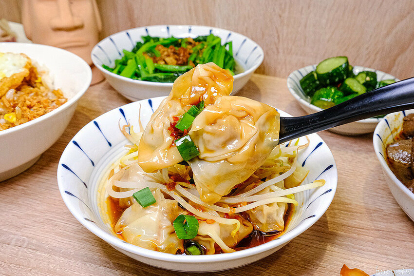 古早味乾拌麵，30年老店傳承，金記麵點肉燥香、餛飩扎實，酸白菜豬肉麵溫潤爽口！