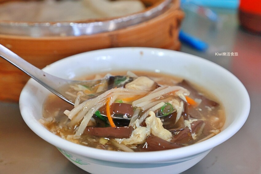 嘉義縣新港鄉嘉義新港陳氏蒸餃｜來新港必吃排隊美食現做現桿手工蒸餃皮薄餡料多～酸辣湯料多、豬皮都好吃！